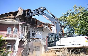 Yeşilyurt'ta Can Güvenliği İçin Metruk Yapı Yıkıldı