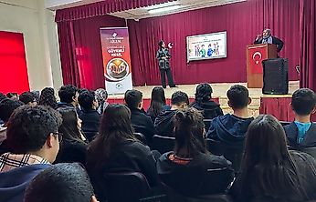 Yeşilyurt'ta 'Güvenli Aile, Güvenli Nesil' Eğitimleri Liselerde Devam Ediyor