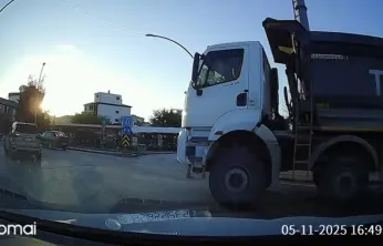 Yeşilyurt'ta Kıl Payı Kaza: Sürücü Ani Frenle Facianın Eşiğinden Döndü