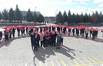 Yeşilyurt'ta Öğrencilerden Anlamlı Bayrak Yürüyüşü