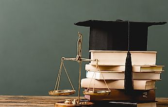 YÖK Başkanı Özvar'ın Uyarısı Gündem Oldu: Hukuk Eğitiminde Test Sınavları Yeterli mi?