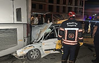 Yolcu İndiren Otobüse Arkadan Çarptı: 3 Yaralı