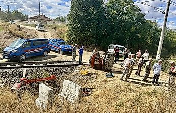 Yük Treni Traktöre Çarptı, Sürücü Hastaneye Kaldırıldı