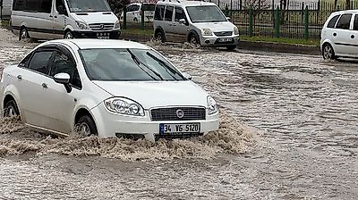 Malatya'da sağanak felç etti: Çevre yolunda araçlar yolda kaldı