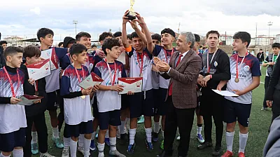 Ortaokullar Arası Futbol Turnuvasının Yıldızı Yiğit İlyas Bingöl Oldu