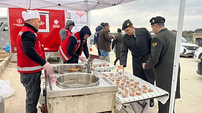 Vakıflar Bölge Müdürlüğü 6 Şubat Depremlerinin Yıl Dönümünde çeşitli ikramlarda bulundu