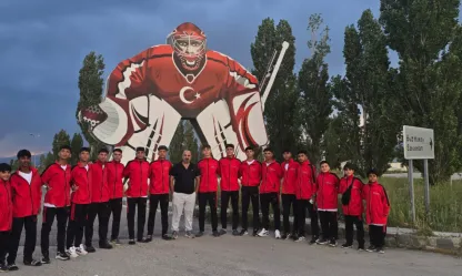 Hokey kahramanları,  büyük bir başarıya imza atarak şampiyon oldular!