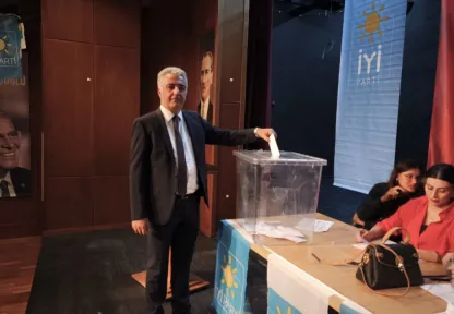 İYİ Parti Yeşilyurt İlçe Teşkilatı'nda Bayrak Değişimi: Alper Karakurt Başkan Seçildi