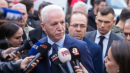 7 Katlı Binanın 3 Katı Çöktü: Enkaz Altında 6 Kişi Var