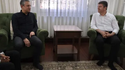 CHP Genel Başkanı Özgür Özel, ev hapsindeki Tutdere'yi ziyaret etti: 'Ayağından eve kelepçelenmesi tam bir akıl tutulması'