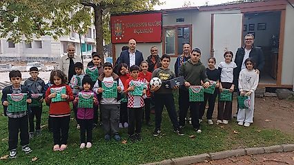 Çöşnük'te Minik Ressamlar Ödüllerine Kavuştu