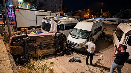 Kontrolden Çıkan Otomobil 3 Minibüse Çarparak Takla Attı