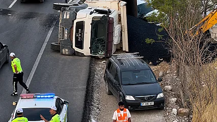 Malatya'da Asfalt Yüklü Kamyon Devrildi: 1 Ağır Yaralı