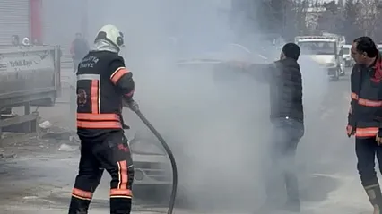 Malatya'da Park Halindeki Araçta Yangın