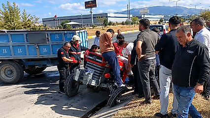 Yeşilyurt'ta Trafik Kazası: Traktör Sürücüsü ve Yolcusu Yaralandı