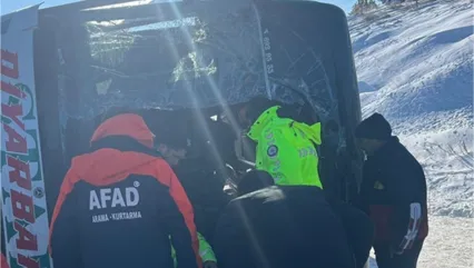 Kars'ta Yolcu Otobüsü Kazası: 17 Kişi Yaralandı