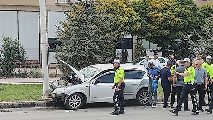 Malatya'da otomobil trambüs direğine çarptı: 2'si çocuk 4 yaralı