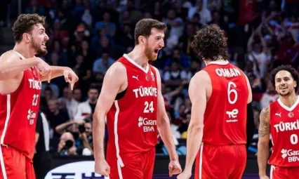 12 Dev Adam Yarı Finalde Yunanistan'ı Ezdi, Finalde Almanya ile Karşılaşacak