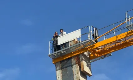 Doğanşehir'de Maaşlarını Alamayan İnşaat İşçileri Kule Vinçe Çıktı