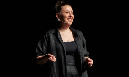 Gülmek ve Düşünmek Bir Arada: Özlem Kosif Malatya Seyircisiyle Buluşuyor