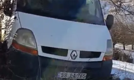 Hekimhan Kurşunlu'da Yıllardır Değişmeyen Tehlike: Minibüs Bahçeye Uçmaktan Kurtuldu
