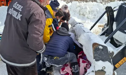 Karda mahsur kalan araç ve vatandaşlar kurtarıldı