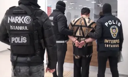 Kırmızı Bültenle aranan üç suçludan ikisi Türkiye'ye getirildi