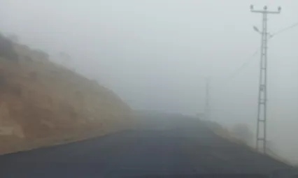 Kırsalda Yoğun Sis Ulaşımı Aksattı: Sürücülere Dikkat Uyarısı