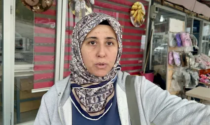 Malatya'da Korku Dolu Anlar: Kontrolden Çıkan Araç Mantı Dükkanının Yanına Uçtu