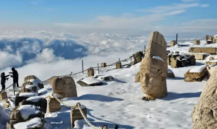 Nisan ayında Nemrut'ta turistlere kar sürprizi