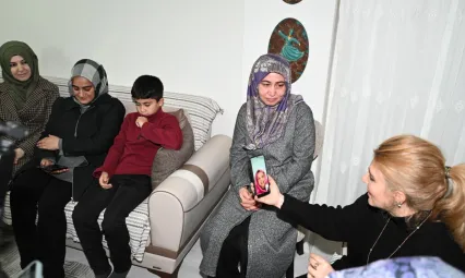 Siraç Ölmeztoprak'tan Engelli Kardeşlere 'Ablalık' Desteği