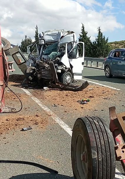 Elazığ-Malatya Yolunda Minibüs Traktöre Çarptı: 1 Yaralı