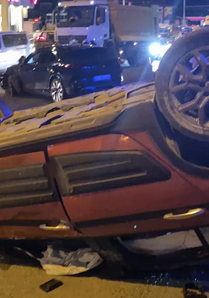 Hava Lojmanları Kavşağı'nda İki Otomobil Çarpıştı: 2 Yaralı