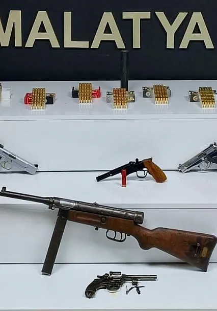 Malatya'da 8 Adrese Eş Zamanlı Operasyon: Çok Sayıda Silah Ele Geçirildi