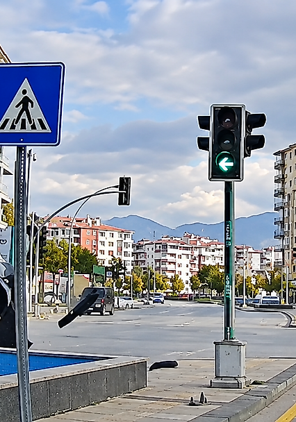 Malatya'da Korkutan Kaza Kamerada: İki Kadın Kıl Payı Kurtuldu, 1 Yaralı
