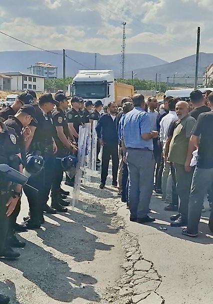 Ölümlü Kazanın Ardından Halk Yola İndi: 'Daha Kaç Can Gidecek?'
