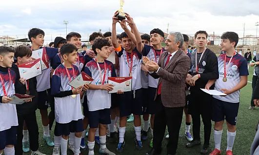 Ortaokullar Arası Futbol Turnuvasının Yıldızı Yiğit İlyas Bingöl Oldu