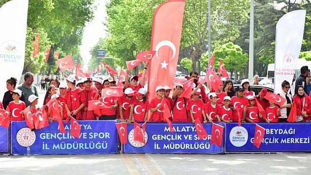 19 Mayıs Atatürk'ü Anma, Gençlik ve Spor Bayramı Düzenlenen Törenle Kutlandı