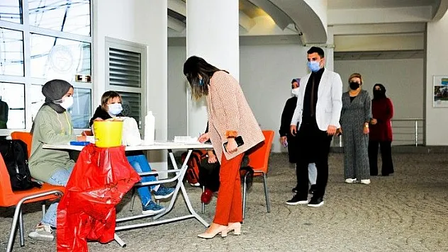 2.Doz Aşısını Yaptırmayan Büyükşehir Personeli İçin Aşı Standı Kuruldu