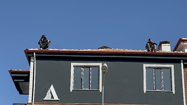 200 Bin TL İçin Çatıya Çıktılar: İşçiler Güçlükle İndirildi
