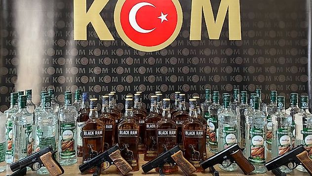 5 adet tabanca, 16 adet viski ve 26 adet votka ele geçirildi