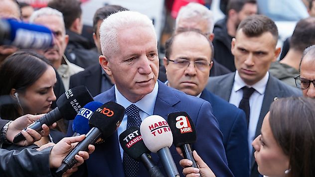 7 Katlı Binanın 3 Katı Çöktü: Enkaz Altında 6 Kişi Var