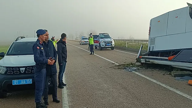 Adana'da yolcu otobüsü devrildi: 2 ölü, 19 yaralı