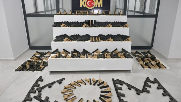 Adıyaman'da KOM ve İstihbarattan Ortak Operasyon: Bin Kurusıkı Tabanca Ele Geçirildi