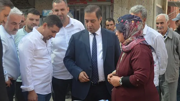 Akif Baştürk, Şire pazarını tek tek gezerek esnaflarla ve üreticilerle bir araya geldi