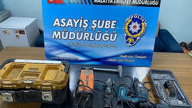 Akü Hırsızları Yakalandı