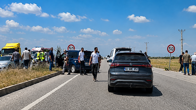 Altay Kışlası Mevkiinde Kaza: 3 Kişi Hastaneye Kaldırıldı