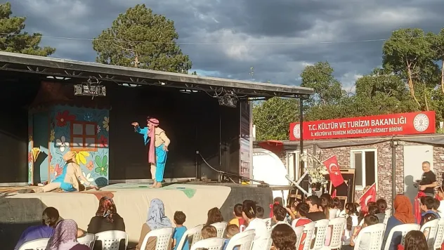 Ankara Devlet Tiyatrosu sanatçıları çocuklara neşeli anlar yaşattı