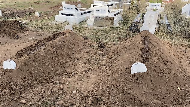 Anne ve Oğlu Yan Yana Toprağa Verildi: Aile İki Acıyı Birden Yaşadı