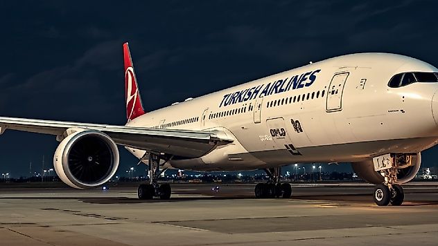 Antalya Havalimanı'nda THY Uçağıyla Kaza: Radar Direğine Çarpan Uçak Tahliye Edildi